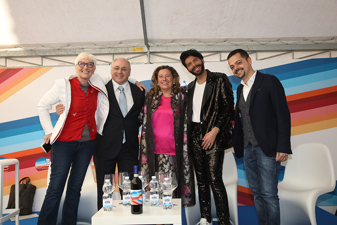 Festival della TV e dei Nuovi Media 2019_236.jpg - Real Time, la Tv delle meraviglie Un  racconto di storie e persone reali con contenuti attuali e uno stile innovativo in costante evoluzione,  ci porta con i suoi protagonisti nel mondo meraviglioso di due programmi divenuti ormai cult:  “Il Castello delle cerimonie” e “Il Salone delle Meraviglie”.Federico Lauri, Imma Polese, Gesualdo Vercio con Alessandra Comazzi.